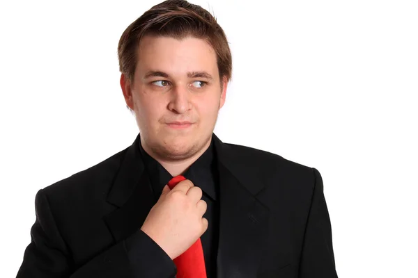 Молодой бизнесмен ослабляет галстук — стоковое фото