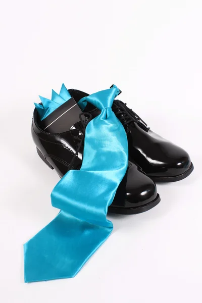 Shiny men's dressy shoes and blue tie — Stock Photo, Image