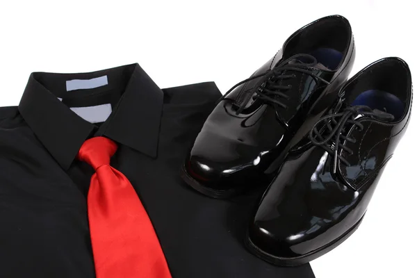 闪亮男士正装鞋、 衬衫和领带 — 图库照片