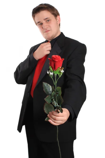 Jovem oferecendo-lhe uma rosa — Fotografia de Stock