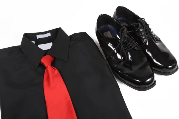 闪亮男士正装鞋、 衬衫和领带 — 图库照片