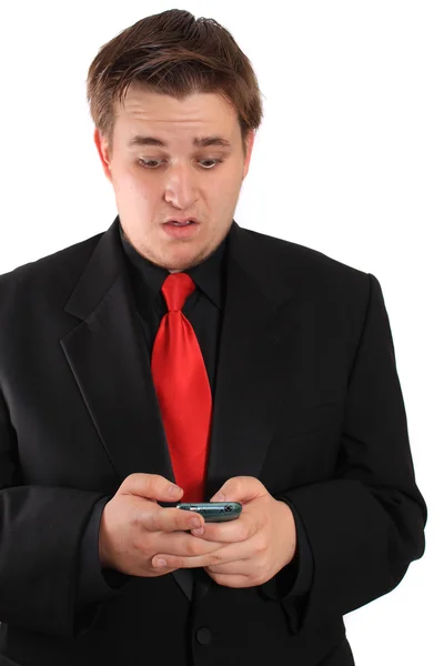Jonge zakenman in zwarte formele pak berichten op cellphone — Stockfoto