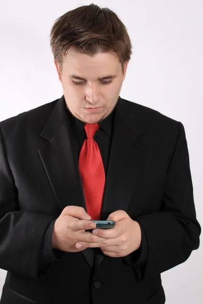 Genç işadamı cep telefonunuzun mesajlaşma — Stok fotoğraf