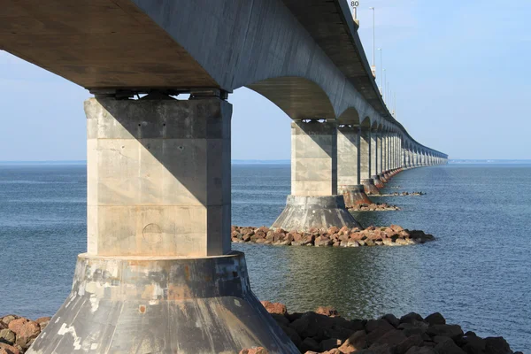 Confederation bridge till prince edward island — Stockfoto