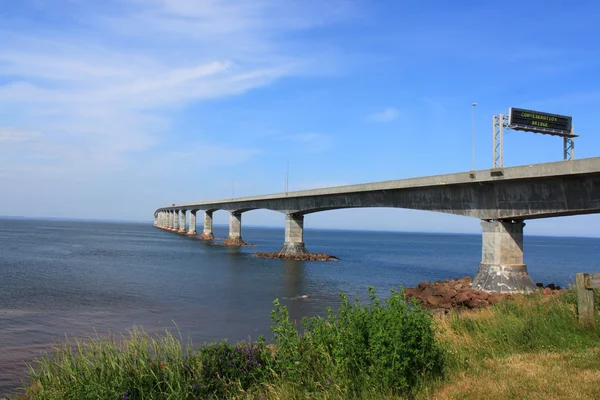 Confederation bridge till prince edward island — Stockfoto