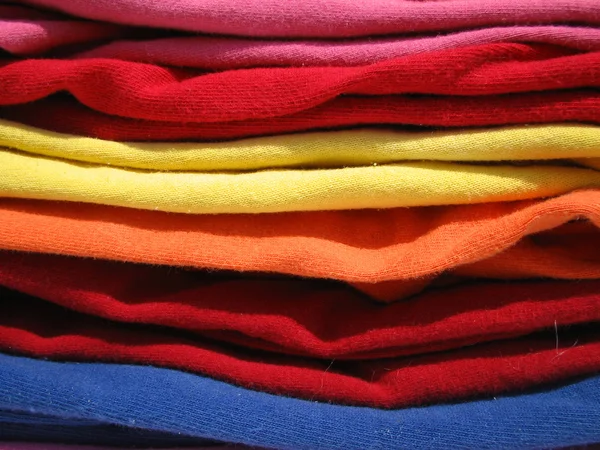 Stapel van kleurrijke tshirts — Stockfoto