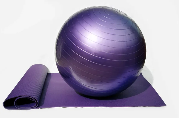 Yoga una palla di Pilates e stuoia — Foto Stock