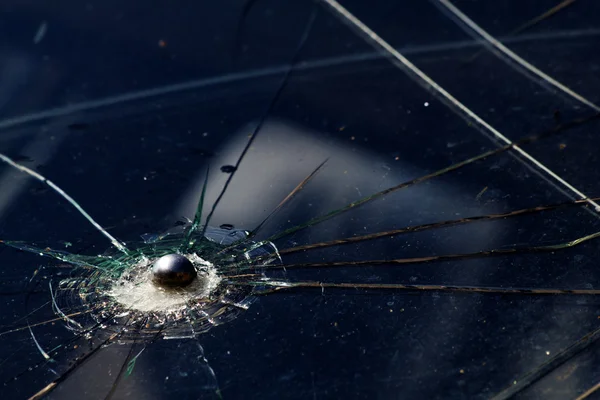 Kulkou zastřelil rozbité sklo — Stock fotografie
