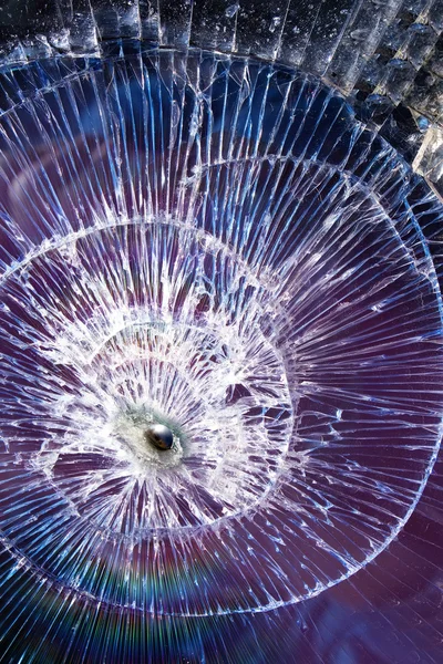 Разбитое стекло шара пули — стоковое фото