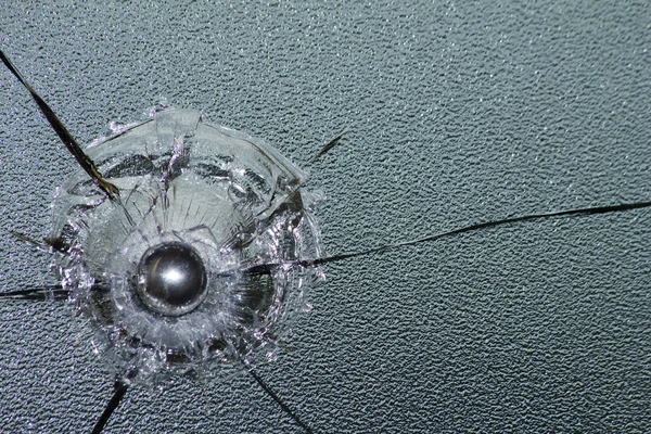 Vidrio roto bala de acero — Foto de Stock