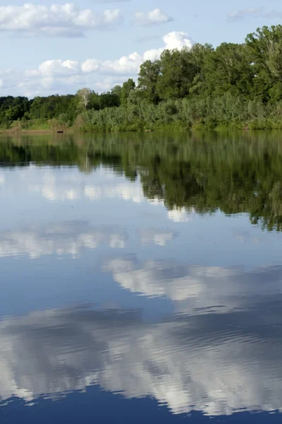 Rivière reflet ciel d'eau — Photo