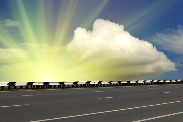 Дорожное асфальтовое небо — стоковое фото