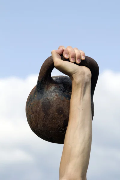 Nástroj váha ruky atleta obloha — Stock fotografie