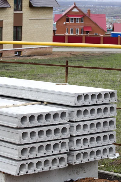 Stapel betonplaat bouw huis — Stockfoto