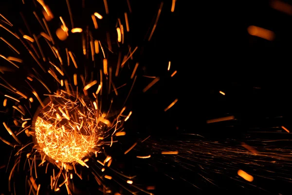 Faíscas chamas de corte de ferro — Fotografia de Stock