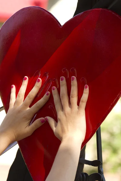 Figure forme coeur mains féminines — Photo