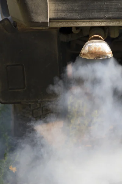 Rauch aus Autoabgasen — Stockfoto