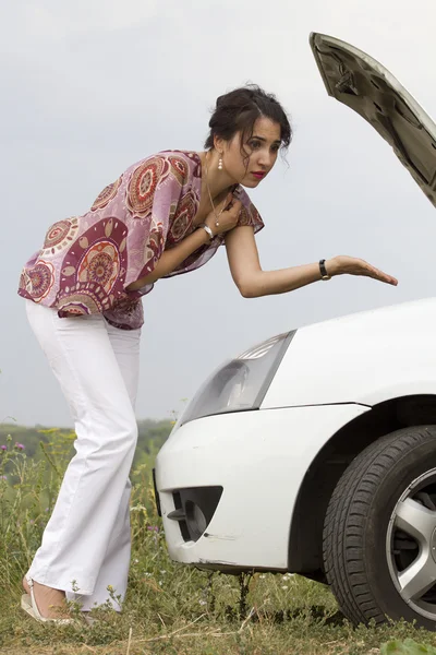Kobieta emocje błąd uszkodzenia samochodu — Zdjęcie stockowe