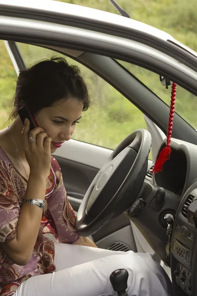 Mulher falando telefone carro — Fotografia de Stock
