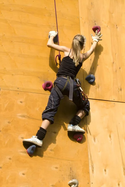 Female movement dangerous height wall — Stock Photo, Image