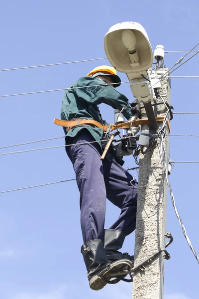 電気技師の労働者の修理のライン — ストック写真