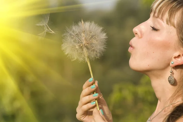 Kvinna blomma fluffiga solljus — Stockfoto