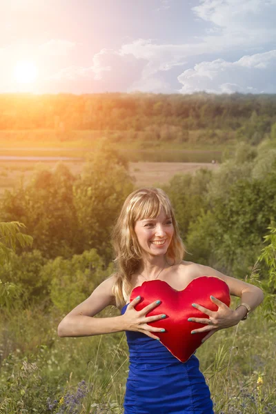 Kadın yastık sembolik kalp günbatımı — Stok fotoğraf