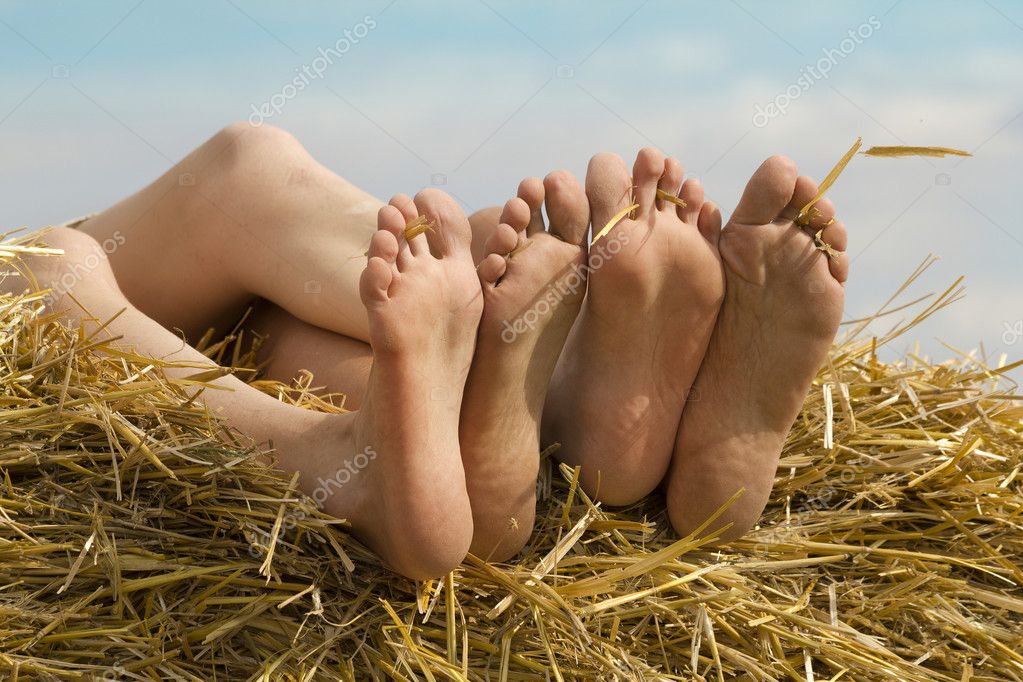 https://static6.depositphotos.com/1001123/647/i/950/depositphotos_6475957-stock-photo-female-feet-fingers-relaxed.jpg