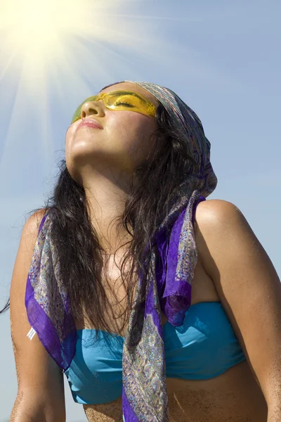 Красиве жіноче обличчя розслаблене сонце Ліцензійні Стокові Фото