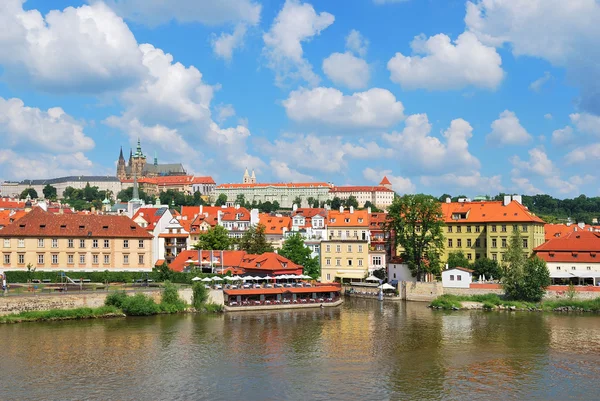 Prag. Mala strana och prague castle — Stockfoto