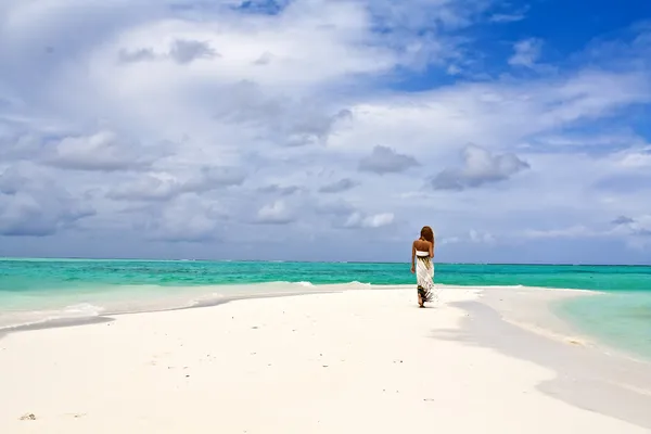 Beautiful view of slender young woman walking alone on ocean beach — Stock Photo, Image