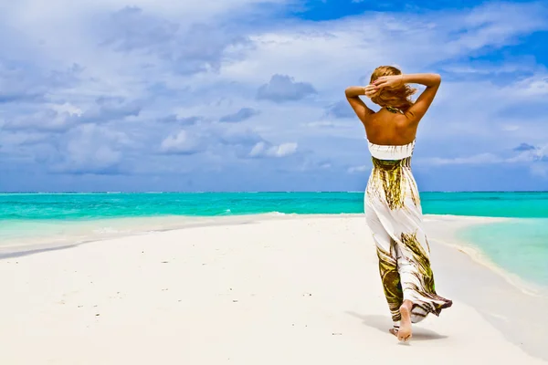 Belle jeune femme marchant seule sur une plage — Photo