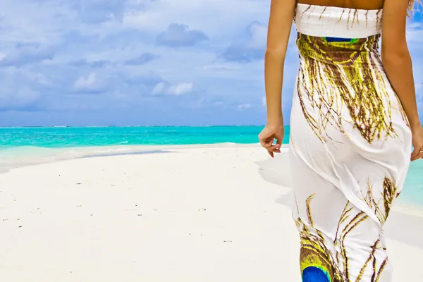 Bandeira de jovem esbelta andando sozinha em uma bela praia — Fotografia de Stock