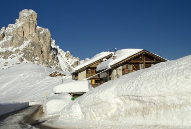 Kış aylarında dolomites Dağları'nın karlı manzara