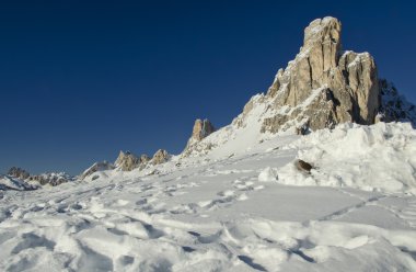 Kış aylarında dolomites Dağları'nın karlı manzara