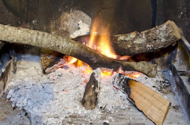 ateşe odun parçaları