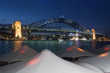 Sydney harbour yaklaşırken akşam