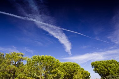 Yaz aylarında Korsika üzerinde gökyüzü
