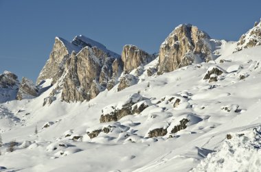 Kış aylarında dolomites Dağları'nın karlı manzara