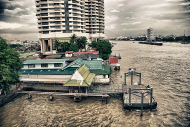 Bangkok chao phraya üzerinde binalar