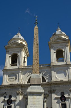 Piazza di Spagna ve Trinita' Roma dei Monti