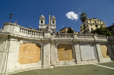 Piazza di Spagna ve Trinita' Roma dei Monti