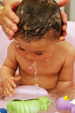 1 yaşındaki bebek kız banyo yapma