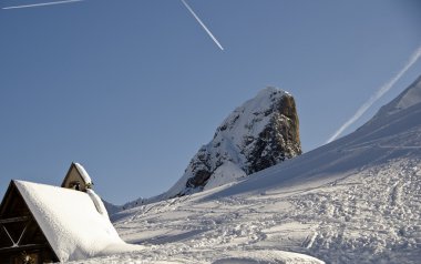 Kış aylarında dolomites Dağları'nın karlı manzara