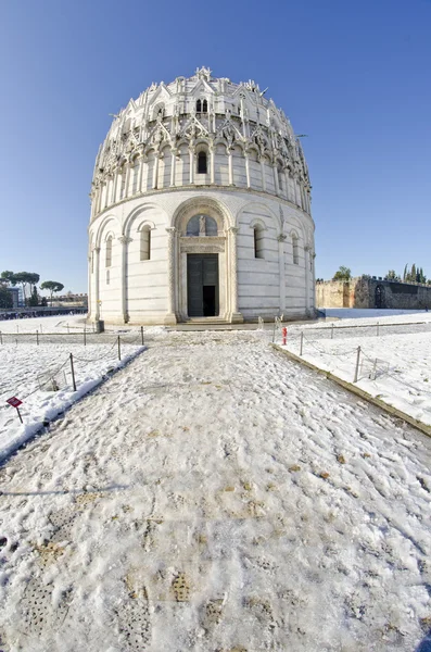 Piazza dei miracoli v Pise po sněhové bouři — Stock fotografie