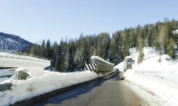 Luminen maisema Dolomiitit vuoret talvella — kuvapankkivalokuva