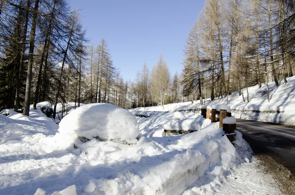 Zasněženou krajinu pohoří Dolomity v zimě — Stock fotografie