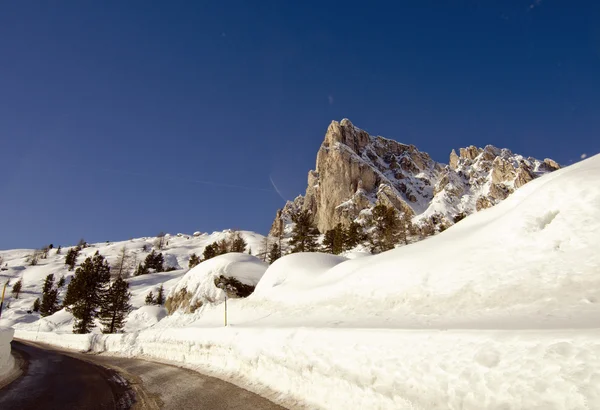 Paisaje nevado de las montañas Dolomitas durante el invierno —  Fotos de Stock