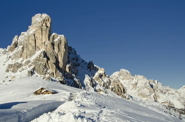 Paisaje nevado de las montañas Dolomitas durante el invierno — Foto de Stock