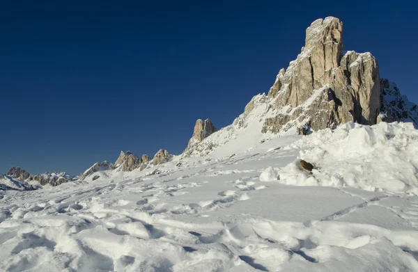 Χιονισμένο τοπίο των Δολομιτών βουνά κατά τη διάρκεια του χειμώνα — Φωτογραφία Αρχείου